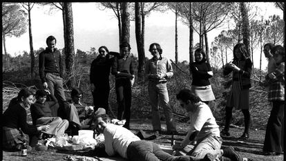 Foto histórica de la tortilla, de 1974, en la que aparecen varios dirigentes del PSOE. Desde la izquierda, en el suelo, Carmen Hermosín, María Martín, Felipe González, Luis Yáñez y Manuel Chaves. Desde la izquierda, de pie, Juan Antonio Barragán, Isabel Pozuelo, Pablo Juliá, José Manuel Amores, Rosa Rodríguez, Carmen Romero, Alfonso Guerra, Carmen Reina y Antonia Iborra, en una imagen tomada en Pinares de Isla Mayor (Sevilla).