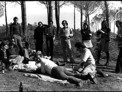 Foto histórica de la tortilla, de 1974, en la que aparecen varios dirigentes del PSOE. Desde la izquierda, en el suelo, Carmen Hermosín, María Martín, Felipe González, Luis Yáñez y Manuel Chaves. Desde la izquierda, de pie, Juan Antonio Barragán, Isabel Pozuelo, Pablo Juliá, José Manuel Amores, Rosa Rodríguez, Carmen Romero, Alfonso Guerra, Carmen Reina y Antonia Iborra, en una imagen tomada en Pinares de Isla Mayor (Sevilla).