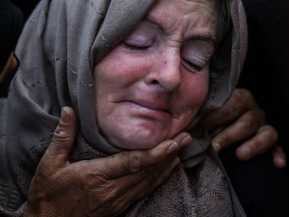 Una mujer llora tras un ataque aéreo israelí este lunes en Khan Yunis, Gaza.