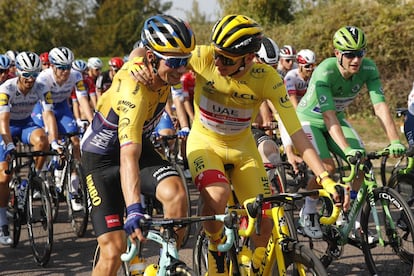 Primoz Roglic (izquierda) y Tadej Pogacar, se abrazan al comienzo de la última etapa del Tour.