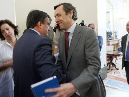 Aitor Esteban (i) saluda a Rafael Hernándo en el Congreso.
