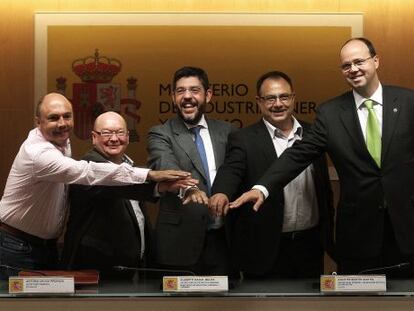 El secretario general de la Federación Estatal de Industria de USO, Pedro Ayllón; su homólogo en FITAG-UGT, Antonio Deusa Pedrazo; el secretario de Estado de Energía, Alberto Nadal; el secretario general de la Federación de Industria de CC OO, Agustín Martín; y el presidente de la patronal del carbón, Carbunión, Óscar Lapastora, durante la firma del acuerdo.
