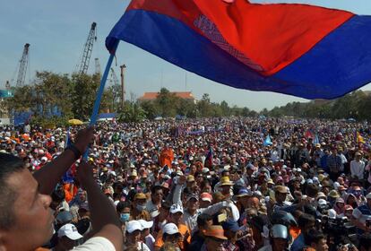 Miles de opositores al Gobierno camboyano se manifiestan a favor de los Derechos Humanos en la capital del país.