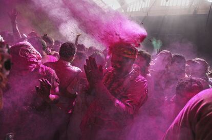 Polvo de colores en el templo hindú Banke Bihari en Vrindavan (India), 26 de marzo 2013.
