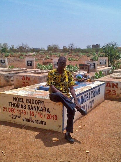 “Hemos de construir nosotros mismos  nuestra África”, comenta Congo Lassané, junto a la tumba del expresidente panafricano Thomas Sankara.