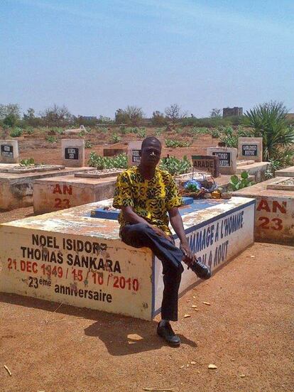 “Hemos de construir nosotros mismos nuestra África”, comenta Congo Lassané, junto a la tumba del expresidente panafricano Thomas Sankara.