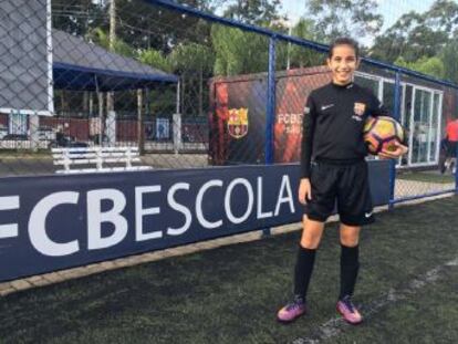 Sem time feminino, a pequena atleta joga com a equipe de base masculina, e já sonha em ser a melhor jogadora do mundo  “quero ser um exemplo para as meninas que querem jogar bola”