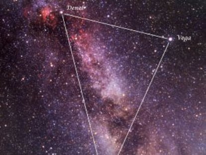 Las tres estrellas del Triángulo de Verano sobre una imagen de Vicent Peris.