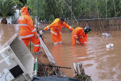 Los bomberos intentan buscar salida al agua caída en tromba esta tarde en Santa Cruz de Tenerife.