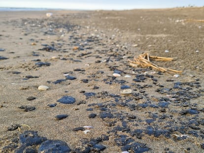 Restos de petróleo sobre una playa de Veracruz.