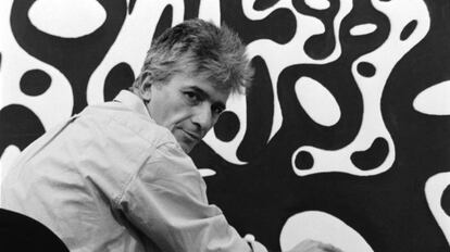 El pintor Miguel Ángel Campano, junto a una de sus obras, en Barcelona.