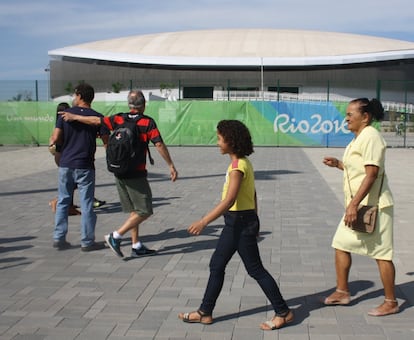 Adelina foi ao estádio graças aos ingressos que a Unidade de Polícia Pacificadora (UPP) ofereceu a alguns moradores da comunidade, como idosos ou meninos de famílias que recebem o Bolsa Família. A senhora é das que agradecem a chegada da polícia na favela em 2010, embora hoje os policiais tenham se tornado também protagonistas dos confrontos armados na comunidade. “Antes de eles chegarem aqui era guerra toda hora”, conta Adelina na van que percorre os 32 quilômetros que separam sua casa do Parque Olímpico.