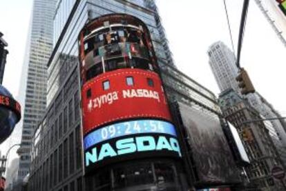 En la imagen, la pantalla exterior en la fachada del edificio NASDAQ muestra informacin sobre Zynga. EFE/Archivo