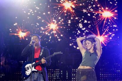 Actuación de Alejandro Sanz y Shakira, en el macroconcierto que celebró el 40º aniversario de la cadena 'Los 40 Principales', en el estadio de fútbol Vicente Calderón, Madrid, el 17 de junio de 2006.