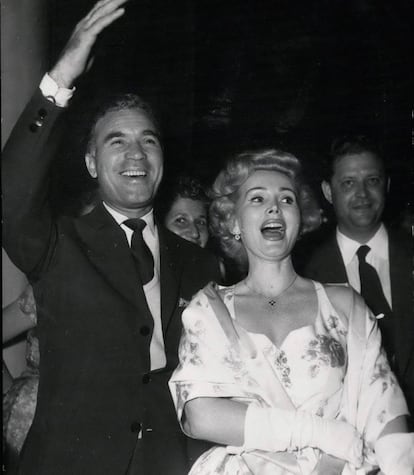 Zsa Zsa Gabor comenzó un romance secreto con el diplomático dominicano Porfirio Rubirosa. Al principio negaron su noviazgo. El 6 de abril de 1955, la actriz confesó que tenía planes de contraer matrimonio con Rubirosa, este compromiso, sin embargo, no se llegó a sellar.