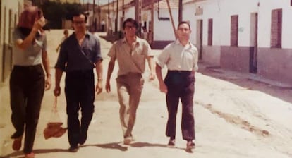 Rodolfo Serrano (segundo desde la derecha) y Don Gabriel (a su derecha) en la calle de Los Gónzalez, en Palomeras Bajas.