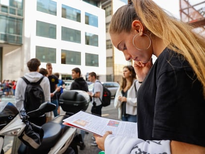 Una alumna repasa apuntes en Bilbao, antes de examinarse de la Selectividad el 9 de junio.