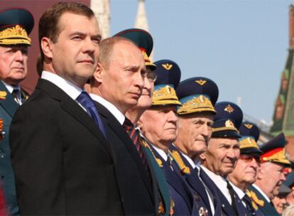 El presidente ruso, Dmitri Medvédev, y el primer ministro, Vladimir Putin, junto a veteranos de la Segunda Guerra Mundial.