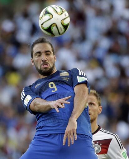 Gonzalo Higuaín cabecea la pelota delante de Benedikt Hoewedes.