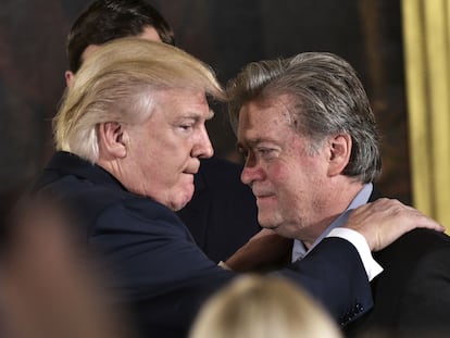 Fotografía de archivo de 2017 de Donald Trump con Steve Bannon.