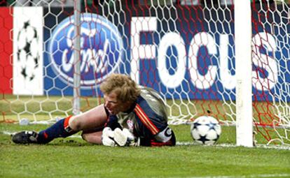 Kahn, en el suelo, en el momento en que se le escapa el balón que supuso el gol madridista.