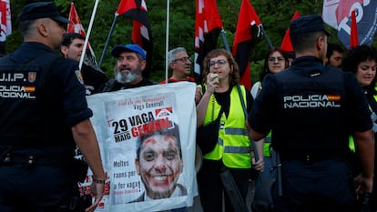 Uno de los piquetes informativos que han acudido a las cocheras de EMT de Valencia a las seis de la mañana de este jueves durante la jornada de huelga general convocada por cuatro sindicatos.