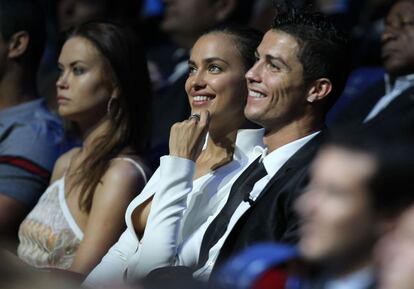 Cristiano Ronaldo y su mujer, la modelo Irina Shayk, observan el sorteo.