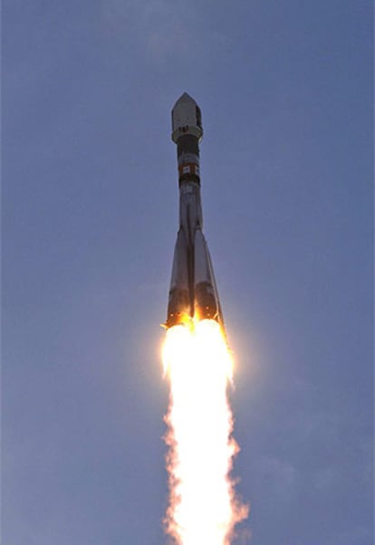 La Agencia Espacial Europea (ESA) ha lanzado con éxito, desde el cosmódromo ruso de Baikonur, la sonda <i>Venus Express</i> al espacio. La nave, la primera que envía Europa a Venus, tardará más de cinco meses en recorrer 400 millones de kilómetros y situarse en la órbita del cuerpo celeste más parecido a la Tierra. En la foto, el despegue de la nave a bordo de un cohete <i>Soyuz</i>.