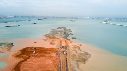 En Tuas, al oeste de Singapur, se ha ganado terreno al mar durante los últimos años para la construcción de un megapuerto.