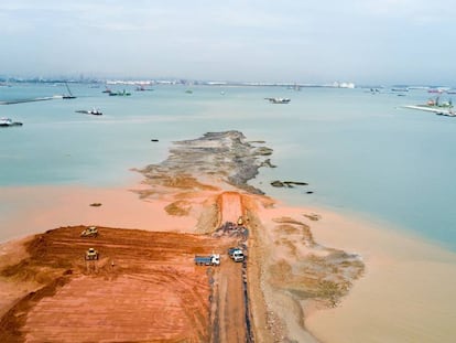 En Tuas, al oeste de Singapur, se ha ganado terreno al mar durante los últimos años para la construcción de un megapuerto.