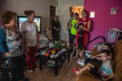 Nieves Padilla (segunda empezando por la izquierda) y su familia, obligados a vivir todos bajo un mismo techo por la erupción.