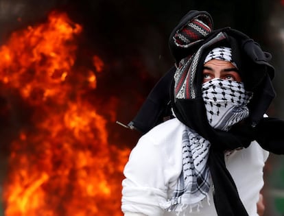 Un manifestante palestino tira una piedra a las fuerzas israelíes durante una protesta, cerca de Ramala en Cisjordania.