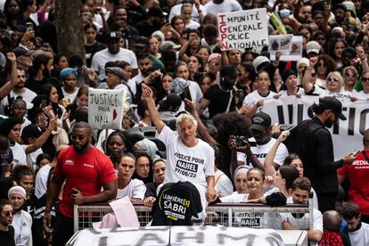 La madre de Nahe, Mounina, encabeza la marcha en Nanterre, este jueves. Entre los manifestantes, había hijos y nietos de la inmigración magrebí y africana, y abundaban los jóvenes, pero también personas mayores y blancos.