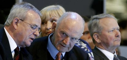 De izquierda a derecha, Martin Winterkorn, consejero de VW, Ferdinand Pi&euml;ch, expresidente y Wolfgang Porsche. 