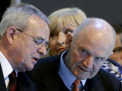 De izquierda a derecha, Martin Winterkorn, consejero de VW, Ferdinand Pi&euml;ch, expresidente y Wolfgang Porsche. 