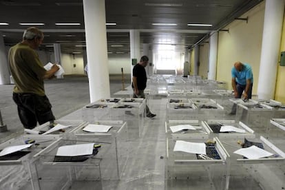 Varios funcionarios preparan urnas para el referéndum en Tesalónica hoy.
