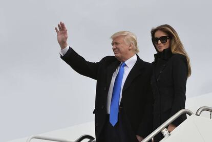 Donald Trump saluda junto a su esposa Melania nada más aterrizar en Washington.