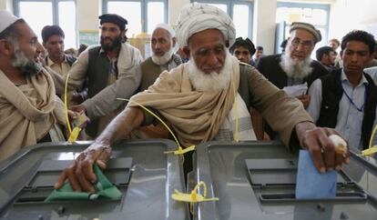 Un hombre vota en Kabul (Afganist&aacute;n). 