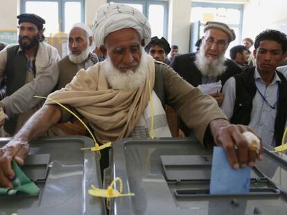 Un hombre vota en Kabul (Afganistán).