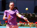 MADRID, 06/05/2021.- El tenista español Rafael Nadal devuelve la bola al australiano Alexei Popyrin, durante el partido de octavos de final del Mutua Madrid Open que disputan este jueves en la Caja Mágica. EFE/ Chema Moya