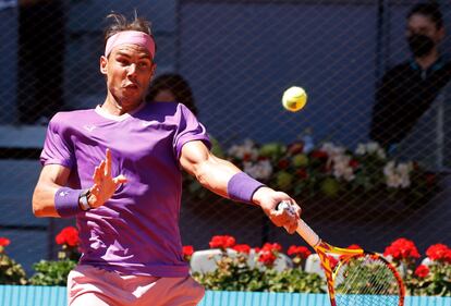 Nadal golpea la bola durante el partido contra Popyrin en la Caja Mágica.