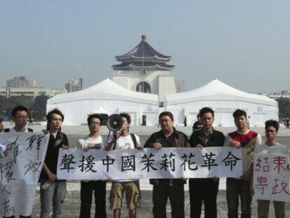 Una decena de universitarios taiwaneses, hongkoneses y de Macao congregados en una plaza de Tapei (Taiwán) para mostrar su solidaridad con la 'revolución del jazmín'.