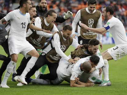 Los jugadores de Uruguay celebran el gol de Giménez ante Egipto.