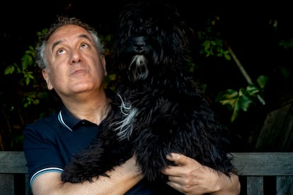 Roberto Brasero, con su perra Laya, mirando al cielo por si llueve en su chalé del campo madrileño.