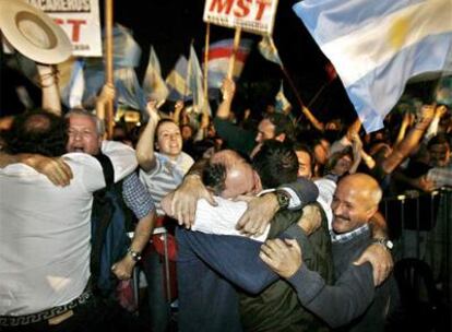 Agricultores argentinos celebran el rechazo del Senado a la subida de impuestos sobre las exportaciones de soja.