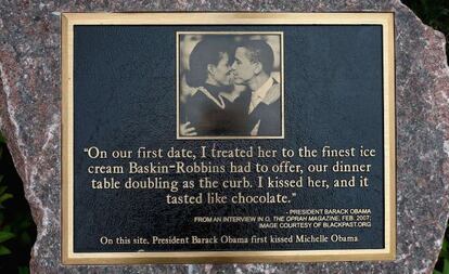 Placa conmemorativa del primer beso de los Obama.