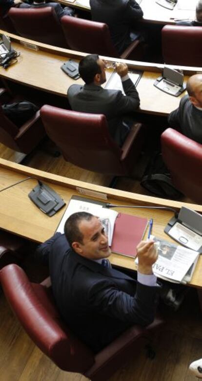 Jorge Alarte estrena su escaño en la última fila.