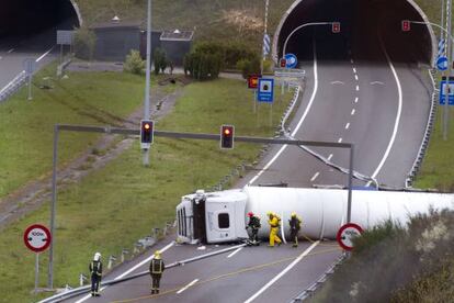 Imágenes del camión volcado en la carretera