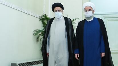 O presidente eleito, Ebrahim Raisi (à esquerda), com o presidente iraniano, Hassan Rouhani, antes da entrevista coletiva no sábado em Teerã. Em vídeo, declarações dos dois mandatários.