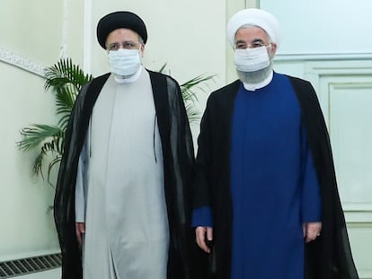 El presidente electo, Ebrahim Raisi (a la izquierda), junto con el presidente iraní, Hassan Rouhani, antes de la rueda de prensa este sábado en Teherán.